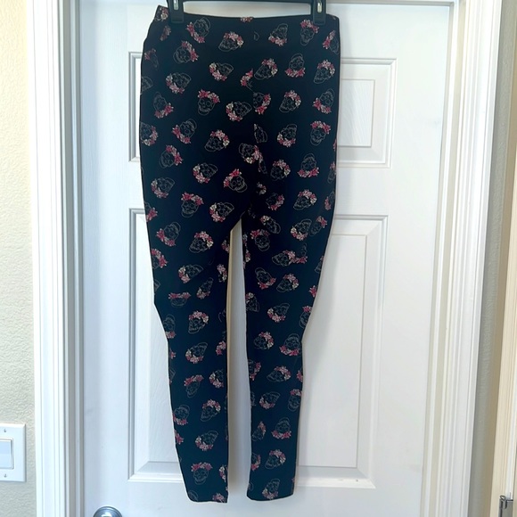Torrid black & pink leggingsSize L, pink flowers crown on skulls design - Picture 7 of 7